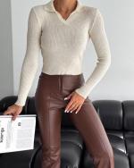 Pull uni  en maille côtelée 