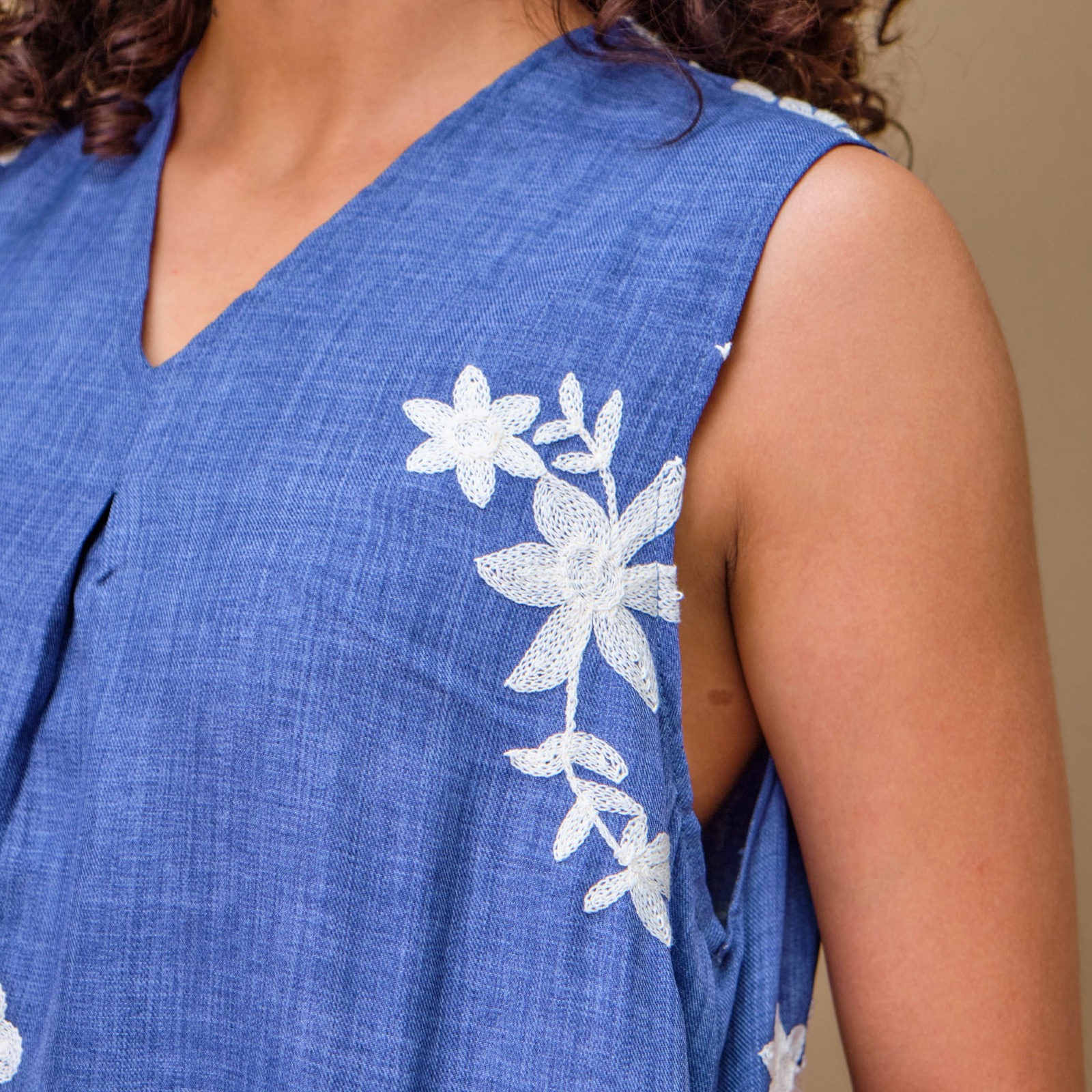 Robe romantique brodée couleur bleu jean