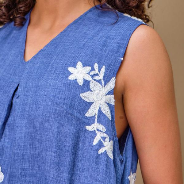 Robe romantique brodée couleur bleu jean
