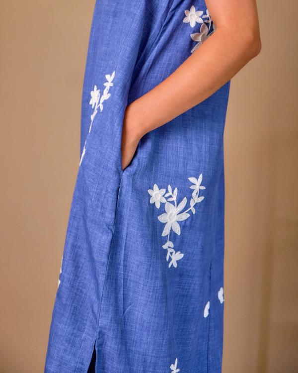 Robe romantique brodée couleur bleu jean
